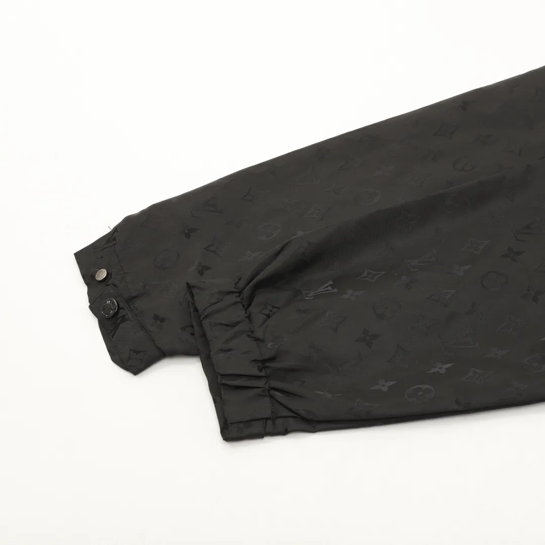 🅿️570 Louis Vuitton/Louis Vuitton all-over printed presbyopic windbreaker zipper jacket. Purchase the original version and have it printed immediately. The fabric is made of custom densely spun technical fabric that is light and thin, and the upper body is silky and breathable. Infrared positioning cutting, workwear-style windbreaker design, the upper body is invincible and versatile. All details are customized and developed, and all hardware and accessories are restored to ZP. Size：XS-L